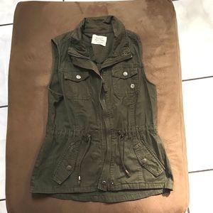 Army green sleeveless jacket - M